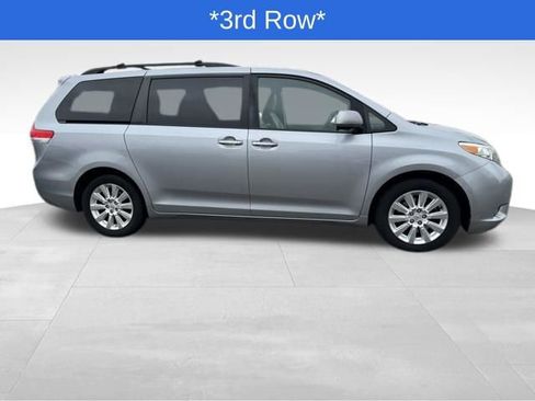 Used 2011 Toyota Sienna Limited w/ Premium Pkg image 2