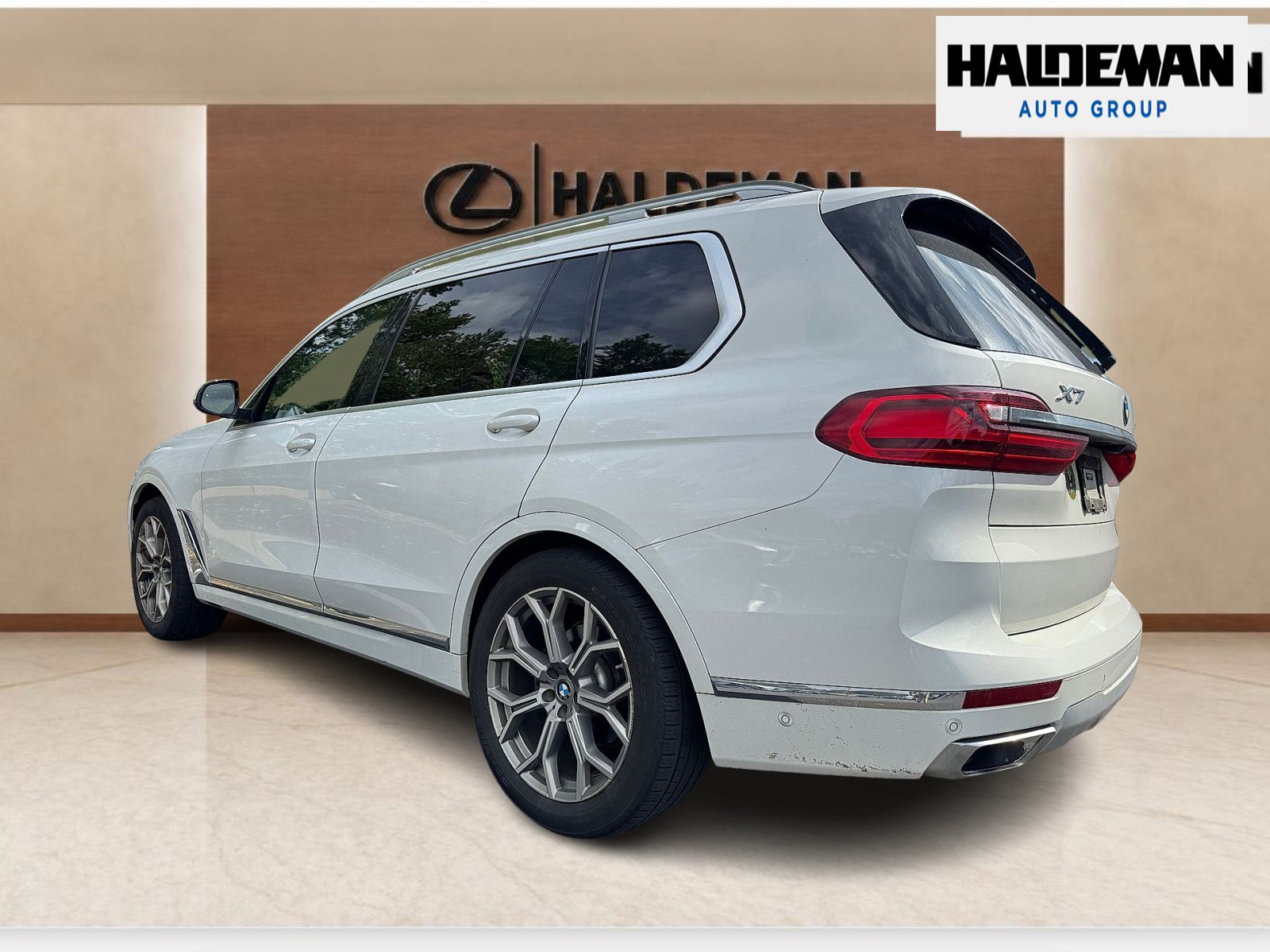 Used 2022 BMW X7 xDrive40i w/ Executive Package AWD/4WD image 3