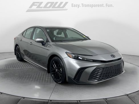 Certified 2025 Toyota Camry SE image 1