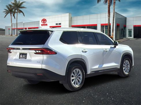 Used 2024 Toyota Grand Highlander XLE image 3