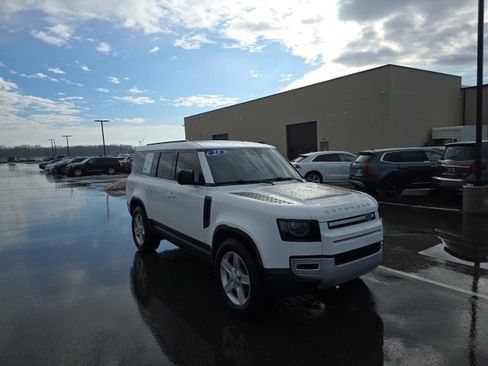 Used 2023 Land Rover Defender 130 SE image 3