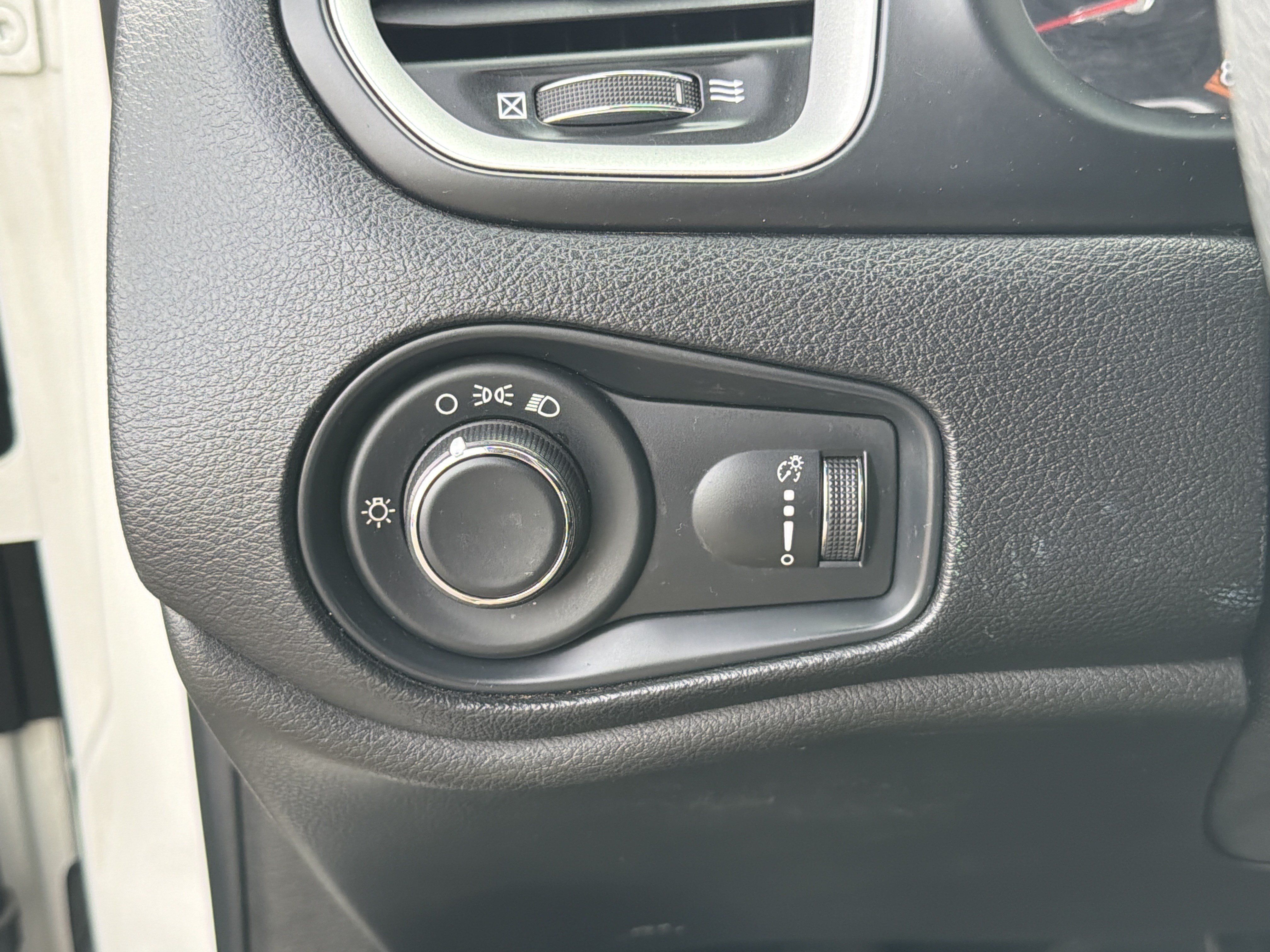 Used 2020 Jeep Renegade Sport w/ Sport Appearance Group FWD image 14