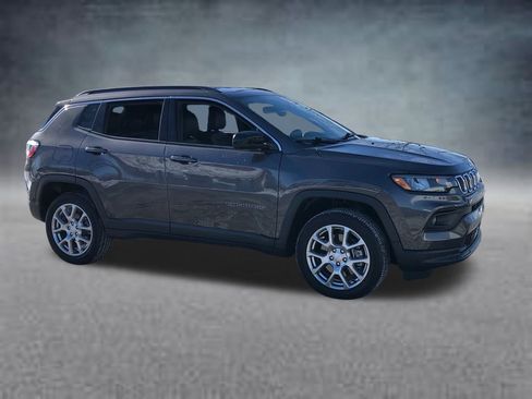 Used 2023 Jeep Compass Latitude image 11