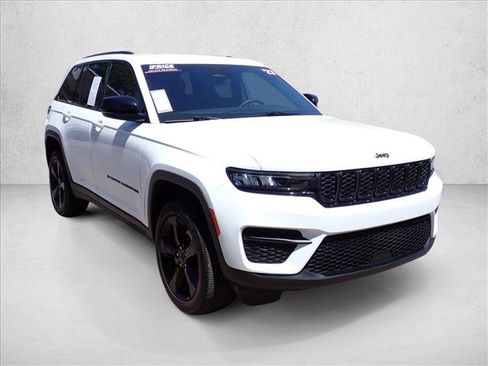 Used 2023 Jeep Grand Cherokee Altitude AWD/4WD image 6