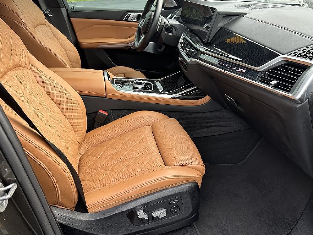 Used 2024 BMW X7 xDrive40i w/ M Sport Package AWD/4WD image 11