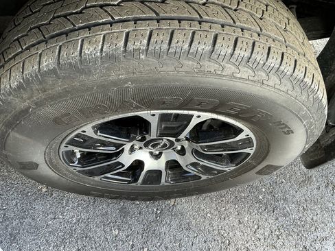 Used 2023 Nissan Titan SV w/ SV Convenience Package image 8