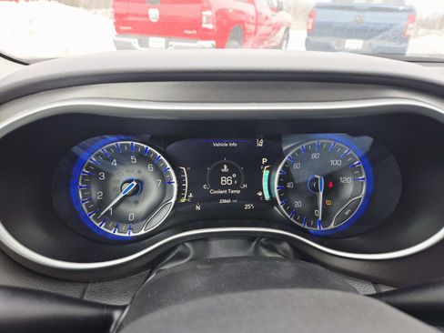 Used 2024 Chrysler Pacifica Touring-L image 26