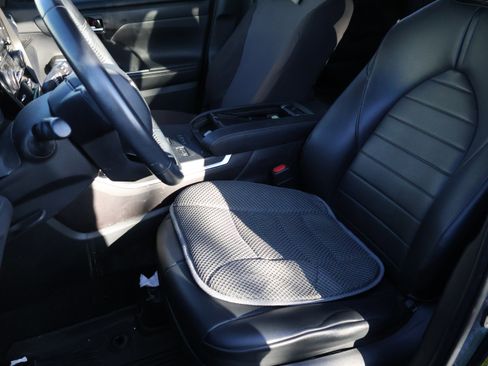 Used 2020 Toyota Highlander XLE image 38