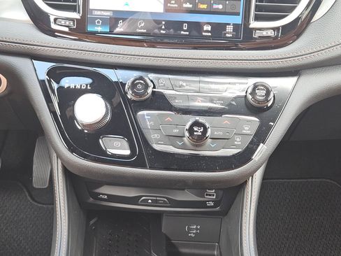 New 2026 Chrysler Pacifica Pinnacle image 17