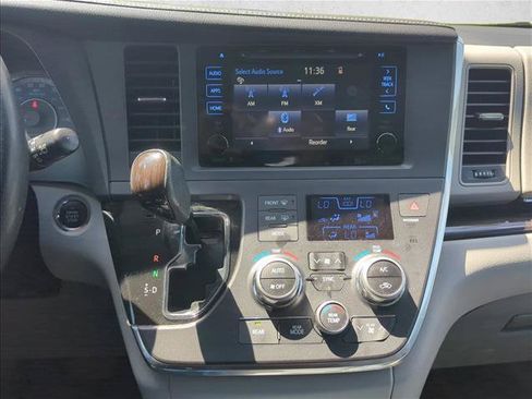 Used 2015 Toyota Sienna XLE Premium FWD image 19
