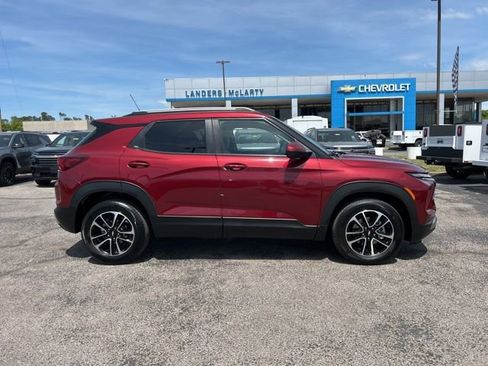 Used 2024 Chevrolet TrailBlazer LT w/ LT Cold Weather Package FWD image 2