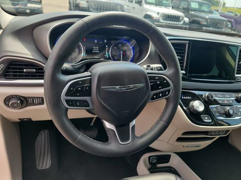 Used 2023 Chrysler Pacifica Touring-L FWD image 23