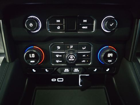 Used 2022 Chevrolet Tahoe LT w/ Luxury Package AWD/4WD image 21