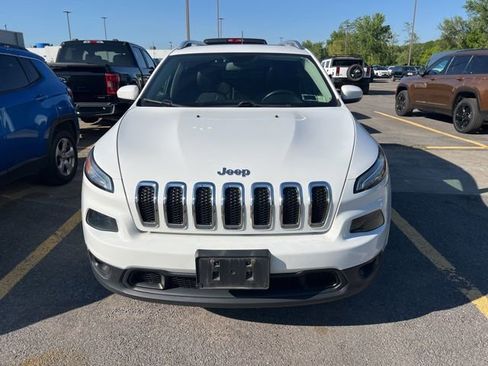 Used 2018 Jeep Cherokee Latitude Plus w/ Cold Weather Group AWD/4WD image 6