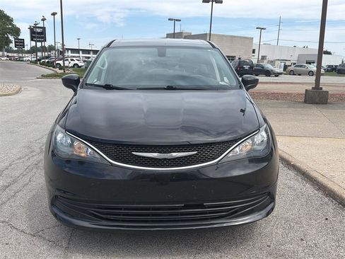 Used 2017 Chrysler Pacifica Touring FWD image 5