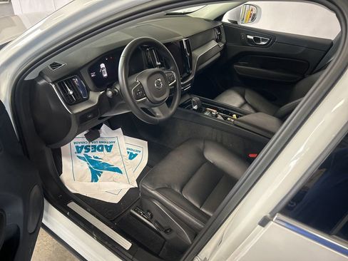 Used 2023 Volvo XC60 B5 Core image 2