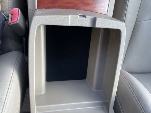 Used 2010 Toyota Highlander Limited image 25