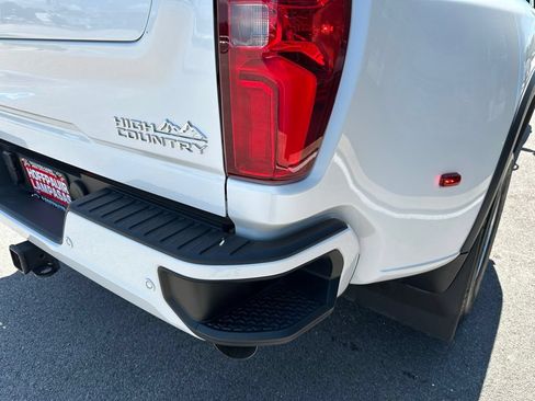 Used 2025 Chevrolet Silverado 3500 High Country w/ High Country Premium Package AWD/4WD image 4
