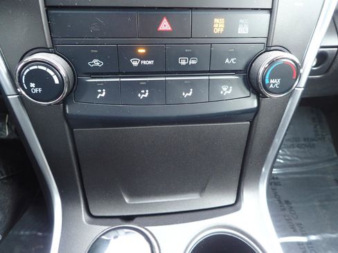 Used 2017 Toyota Camry SE FWD image 19