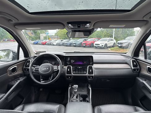Used 2023 Kia Sorento S w/ Panoramic Sunroof Package AWD/4WD image 5