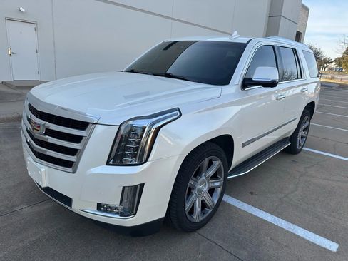 Used 2015 Cadillac Escalade Luxury image 2