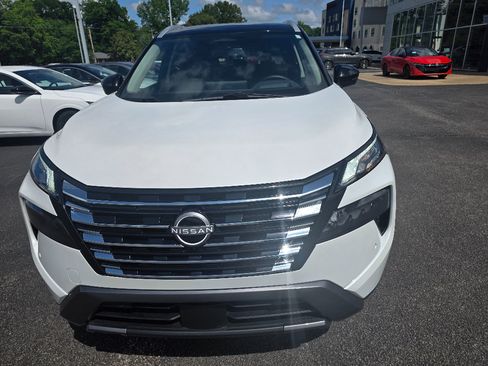 Used 2025 Nissan Rogue SL w/ Tech Package FWD image 8