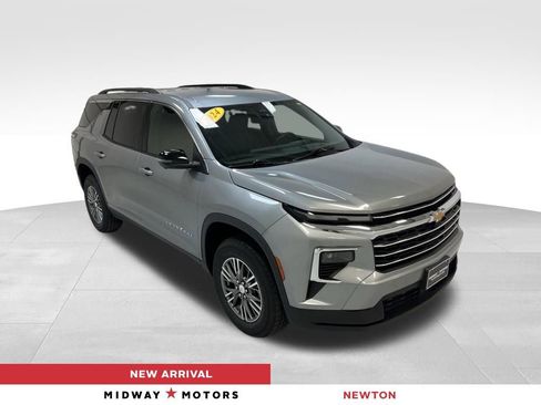 Used 2024 Chevrolet Traverse LT image 1
