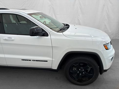 Used 2019 Jeep Grand Cherokee Laredo AWD/4WD image 7