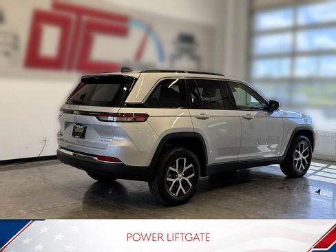 Used 2025 Jeep Grand Cherokee Limited w/ Luxury Tech Group II AWD/4WD image 9