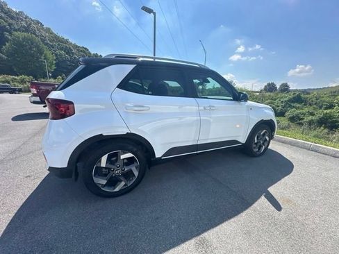 Used 2022 Hyundai Venue Limited FWD image 9