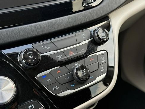 Used 2017 Chrysler Pacifica LX FWD image 19