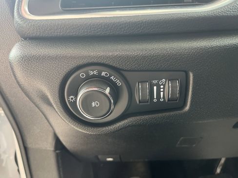 Used 2025 Chrysler Pacifica Limited image 18