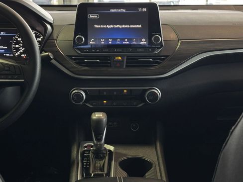 Used 2025 Nissan Altima 2.5 SV image 17