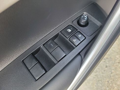 Used 2025 Toyota Corolla Cross L FWD image 12