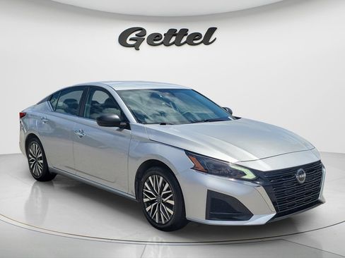 Used 2024 Nissan Altima 2.5 SV FWD image 3