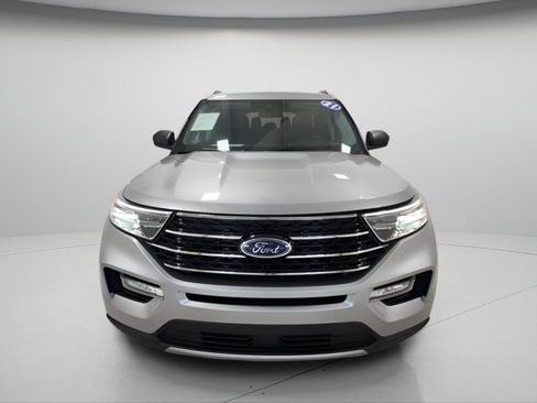 Used 2021 Ford Explorer XLT w/ Equipment Group 202A AWD/4WD image 2