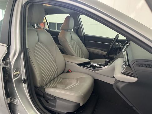 Used 2019 Toyota Camry SE w/ Carpet Mat Package FWD image 21