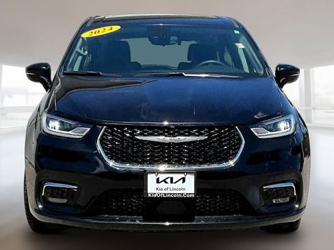 Used 2024 Chrysler Pacifica Touring-L FWD image 2