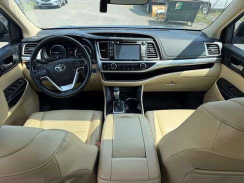 Used 2019 Toyota Highlander XLE AWD/4WD image 33