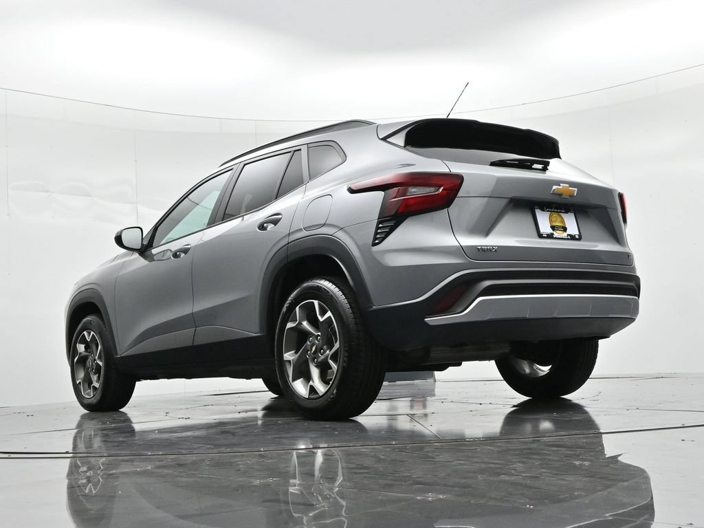 Used 2025 Chevrolet Trax LT FWD image 19