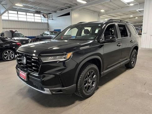 Used 2025 Honda Pilot TrailSport image 7