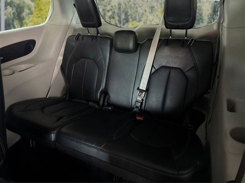 Used 2023 Chrysler Pacifica Touring-L w/ Uconnect Theater Family Group FWD image 33