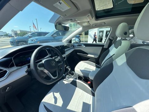 Used 2025 Volkswagen Taos SE w/ Panoramic Sunroof Package AWD/4WD image 12