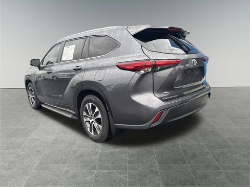 Used 2023 Toyota Highlander XLE image 3