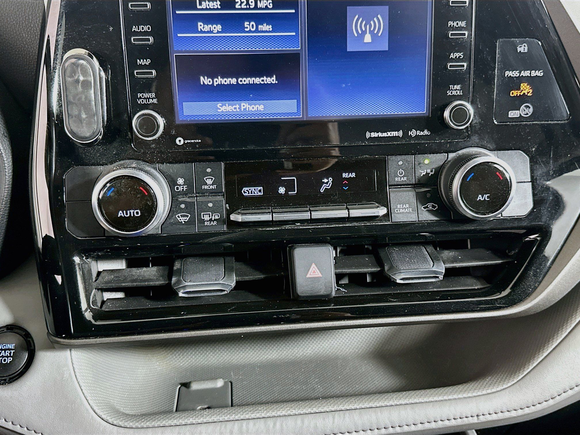 Used 2022 Toyota Highlander LE FWD image 23