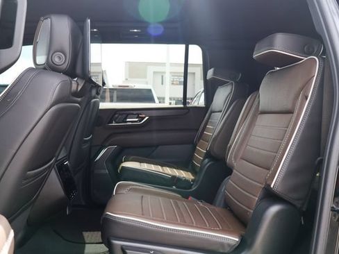 Used 2025 GMC Yukon XL Denali Ultimate AWD/4WD image 8