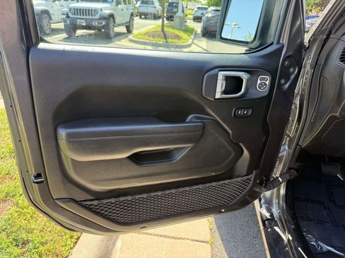 Used 2024 Jeep Wrangler Unlimited AWD/4WD image 31