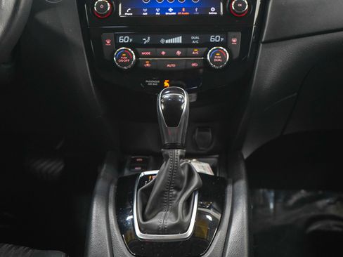 Used 2019 Nissan Rogue SV w/ Premium Package AWD/4WD image 16