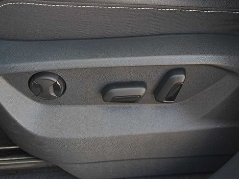 Used 2025 Volkswagen Atlas SE FWD image 12