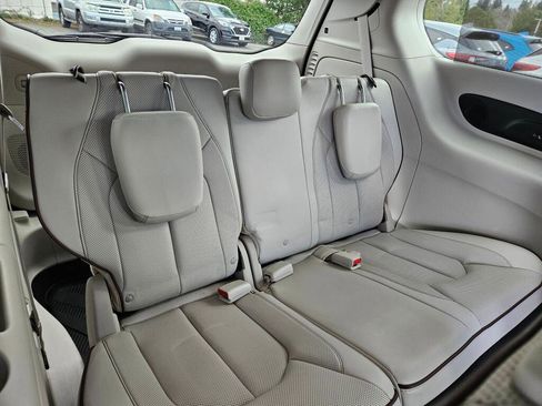 Used 2017 Chrysler Pacifica Limited image 16